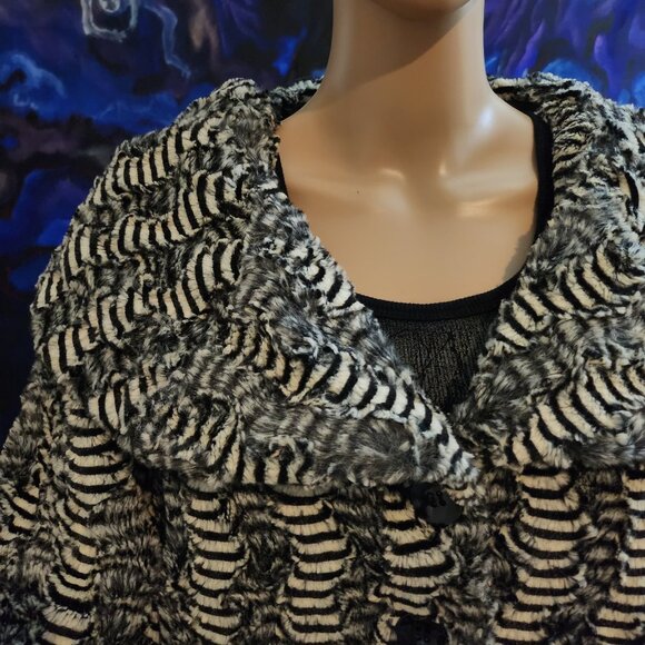 LaSeine Short Faux Fur Jacket Size Large Black and White Design Soooo Soft - Picture 3 of 15